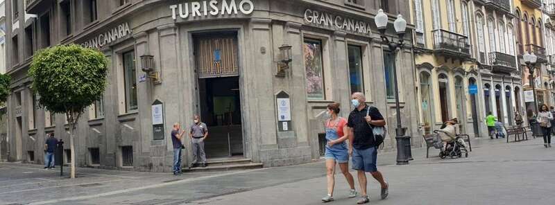 Gente paseando con mascarillas en la capital grancanaria/TA.